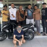 Petugas kepolisian memperlihatkan salah seorang tersangka pencurian sepeda motor yang ditangkap. Foto: dok Humas Polres Subulussalam