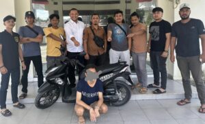 Petugas kepolisian memperlihatkan salah seorang tersangka pencurian sepeda motor yang ditangkap. Foto: dok Humas Polres Subulussalam