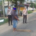 Polisi menggelar olah tempat kejadian perkara kasus kecelakaan lalu lintas yang mengakibatkan Ibrahim Syah (44) tewas di Jalan lintas nasional Gampong Matang Seuleumak, Kecamatan Nurussalam, Aceh Timur pada Rabu, 12 Febuari 2025 pukul 13.40 WIB lalu. Foto: AJNN/Dok Polres Aceh Timur