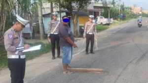 Polisi menggelar olah tempat kejadian perkara kasus kecelakaan lalu lintas yang mengakibatkan Ibrahim Syah (44) tewas di Jalan lintas nasional Gampong Matang Seuleumak, Kecamatan Nurussalam, Aceh Timur pada Rabu, 12 Febuari 2025 pukul 13.40 WIB lalu. Foto: AJNN/Dok Polres Aceh Timur