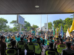 Mahasiswa USK berunjuk rasa di Gedung DPR Aceh. Foto: AJNN/Nora.