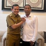 Wagub Aceh. Fadhlullah (Dek Fadh) berjabat tangan Ketua DPRA Zulfadly Senin 24 Februari 2025. Foto: Ist