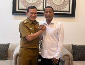 Wagub Aceh. Fadhlullah (Dek Fadh) berjabat tangan Ketua DPRA Zulfadly Senin 24 Februari 2025. Foto: Ist