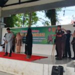 Lima terpidana judi online menjalani hukuman cambuk di di Lapangan Teuku Umar, Meulaboh, Aceh Barat, Kamis (6/2/2025). Foto: habaRakyat