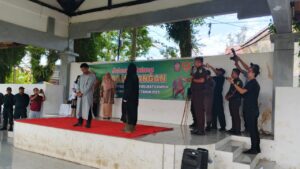 Lima terpidana judi online menjalani hukuman cambuk di di Lapangan Teuku Umar, Meulaboh, Aceh Barat, Kamis (6/2/2025). Foto: habaRakyat