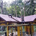 Personil sedang merenovasi mushola di kompleks Makam Teuku Umar. Foto: Humas Kodam IM