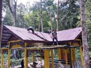 Personil sedang merenovasi mushola di kompleks Makam Teuku Umar. Foto: Humas Kodam IM