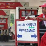 Petugas SPBU saat mengarahkan pengendara mobil yang ingin membeli BBM jenis Pertamax Foto: Dok Nett