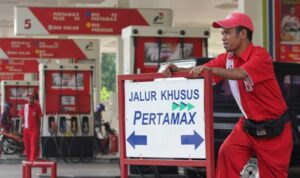 Petugas SPBU saat mengarahkan pengendara mobil yang ingin membeli BBM jenis Pertamax Foto: Dok Nett