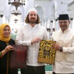 Penjabat Gubernur Aceh, Dr. H. Safrizal ZA, M.Si, menghadiri pensyahadatan William Robert Mackay (29), di Masjid Raya Baiturrahman, Jumat 31/1/2025. Usai mengucapkan dua kalimat syahadat, pria asal Attadale, Australia, ini mengganti namanya menjadi Muhammad Wildan. Foto: Biro Adpim