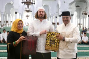 Penjabat Gubernur Aceh, Dr. H. Safrizal ZA, M.Si, menghadiri pensyahadatan William Robert Mackay (29), di Masjid Raya Baiturrahman, Jumat 31/1/2025. Usai mengucapkan dua kalimat syahadat, pria asal Attadale, Australia, ini mengganti namanya menjadi Muhammad Wildan. Foto: Biro Adpim