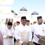 Penjabat Gubernur Aceh, Dr. H. Safrizal ZA, M.Si, meresmikan rehabilitasi enam payung elektrik dan lantai halaman Masjid Raya Baiturrahman, Banda Aceh, Jumat 31 Januari 2025. Perbaikan ini menjadi bagian dari upaya menjaga ikon kebanggaan Aceh yang tidak hanya berfungsi sebagai tempat ibadah, tetapi juga sebagai destinasi wisata religi dan cagar budaya. Foto: Biro Adpim