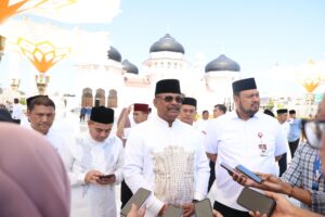 Penjabat Gubernur Aceh, Dr. H. Safrizal ZA, M.Si, meresmikan rehabilitasi enam payung elektrik dan lantai halaman Masjid Raya Baiturrahman, Banda Aceh, Jumat 31 Januari 2025. Perbaikan ini menjadi bagian dari upaya menjaga ikon kebanggaan Aceh yang tidak hanya berfungsi sebagai tempat ibadah, tetapi juga sebagai destinasi wisata religi dan cagar budaya. Foto: Biro Adpim