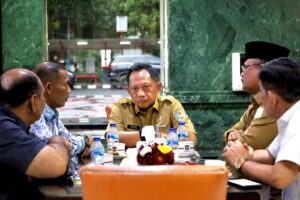 Pejabat Gubernur (Pj) Aceh, Dr. H. Safrizal ZA, M.Si didampingi Plt. Sekretaris Daerah Aceh (Sekda), Drs. Muhammad Diwarsyah, M.Si serta Ketua DPR Aceh, Zulfadli melakukan pertemuan dengan Menteri dalam Negeri, Muhammad Tito Karnavian, di Gedung A Kemendagri, Jakarta Pusat, Selasa, 4 Februari 2025. Foto: Biro Adpim