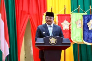 Penjabat Gubernur Aceh, Dr. H. Safrizal ZA., M.Si., menghadiri pengukuhan lima guru besar baru USK di Gedung AAC Dayan Dawood, Rabu (5/2/2025). Foto: Biro Adpim