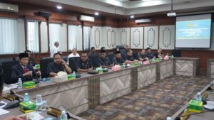 (DPRA) menggelar rapat kerja dengan pimpinan Mahkamah Syar’iyah Aceh yang bertempat di Ruang Rapat Badan Musyawarah DPR Aceh. 05/2/2025. Foto: Biro Adpim