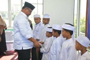 Pj. Gubernur Aceh, Dr. Safrizal ZA, M. Si didampingi Plt. Sekda Aceh, Muhammad Diwarsyah dan Pj. Bupati Pidie Jaya, T. Ahmad Dadek menyantuni Anak Yatim Piatu pada kegiatan Pencanangan Aceh Eliminasi Pasung, di Pendopo Bupati Pidie Jaya, Jumat, 07/02/2025. Foto: Biro Adpim