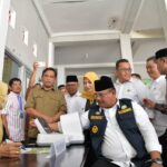 Pj Gubernur Aceh, H. Safrizal,ZA. M.Si Meninjau Pelaksanaan Pemeriksaan Kesehatan Gratis Bagi Masyarakat, di Puskesmas Meureudu, Kabupaten Pidie Jaya,Jumat,7/02/2025. Foto: Biro Adpim