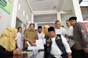 Pj Gubernur Aceh, H. Safrizal,ZA. M.Si Meninjau Pelaksanaan Pemeriksaan Kesehatan Gratis Bagi Masyarakat, di Puskesmas Meureudu, Kabupaten Pidie Jaya,Jumat,7/02/2025. Foto: Biro Adpim