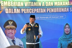 Pj. Gubernur Aceh, Dr. Safrizal, ZA. M. Si menyampaikan sambutan sekaligus melaksanakan ”Gerakan Penurunan Stunting Aceh, Bulan Bakti Vitamin A, Gemar makan Ikan” di Gampong Keude Pante Raja, Kabupaten Pidie jaya, Jum’at 07/02/2025. Foto: Biro Adpim