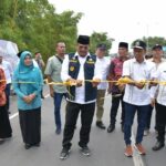 Pj. Gubernur Aceh, Dr. Safrizal, ZA. M. Si bersama Ketua DPR Aceh, Zulfadli , Plt. Sekda Aceh, Muhammad Diwarsyah dan Pj. Bupati Bireuen, Jamluddin melakukan pemotongan Pita sekaligus Penandatanganan Prasasti Peresmian Jembatan Tutu Panyang Samalanga, Kabupaten Bireuen, Jum’at, 07/02/2025. Foto: Biro Adpim