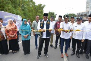 Pj. Gubernur Aceh, Dr. Safrizal, ZA. M. Si bersama Ketua DPR Aceh, Zulfadli , Plt. Sekda Aceh, Muhammad Diwarsyah dan Pj. Bupati Bireuen, Jamluddin melakukan pemotongan Pita sekaligus Penandatanganan Prasasti Peresmian Jembatan Tutu Panyang Samalanga, Kabupaten Bireuen, Jum’at, 07/02/2025. Foto: Biro Adpim