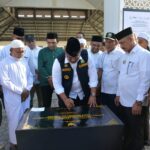 Pj. Gubernur Aceh, Dr. Safrizal, ZA. M. Si bersama Ketua DPR Aceh, Zulfadli, Plt. Sekda Aceh, Muhammad Diwarsyah dan Kadis Budpar Aceh, Almuniza Kamal penandatanganan prasasti sekaligus meninjau Revitalisasi Cagar Budaya Sarana dan Prasarana Situs Sejarah Makam Habib Bughak di Desa Pante Peusangan, Kec. Jangka, Kab. Bireuen, Jum’at, 07/02/2025. Foto: Biro Adpim