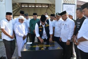 Pj. Gubernur Aceh, Dr. Safrizal, ZA. M. Si bersama Ketua DPR Aceh, Zulfadli, Plt. Sekda Aceh, Muhammad Diwarsyah dan Kadis Budpar Aceh, Almuniza Kamal penandatanganan prasasti sekaligus meninjau Revitalisasi Cagar Budaya Sarana dan Prasarana Situs Sejarah Makam Habib Bughak di Desa Pante Peusangan, Kec. Jangka, Kab. Bireuen, Jum’at, 07/02/2025. Foto: Biro Adpim