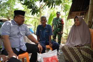 Pj. Gubernur Aceh, Dr. Safrizal, ZA, M.Si, didampingi oleh Plt. Sekda Aceh, Muhammad Diwarsyah, dan Pj. Bupati Pidie, Drs. Samsul Azhar, meninjau proses verifikasi pembangunan rumah layak huni Sabtu, 8 Februari 2025. Foto: Biro Adpim