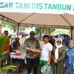 Penjabat Gubernur Aceh, Dr. H. Safrizal ZA, M.Si, bersama istri, Ketua PKK Aceh, Hj. Safriati, meninjau Pasar Tani yang digelar di Komplek Stadion Harapan Bangsa, Banda Aceh, Minggu, 9/2/2025. Foto: Biro Adpim