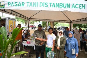 Penjabat Gubernur Aceh, Dr. H. Safrizal ZA, M.Si, bersama istri, Ketua PKK Aceh, Hj. Safriati, meninjau Pasar Tani yang digelar di Komplek Stadion Harapan Bangsa, Banda Aceh, Minggu, 9/2/2025. Foto: Biro Adpim