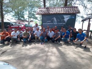 Pengurus BMWCCI Banda Aceh Chapter berfoto bersama usai melakukan pengukuhan yang berlangsung di Pantai Penyu, Leupung, Aceh Besar, Minggu (09-02-2025)