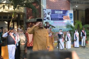 Pj Gubernur Aceh Dr. H. Safrizal ZA, M. Si menjadi pembina apel di SMP Negeri 6 Banda Aceh, pada Senin pagi, (10/2/2025). Foto: Biro Adpim