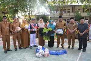 Pj Gubernur Aceh Dr. H. Safrizal ZA, M. Si didampingi Pj Wali Kota Banda Aceh Almuniza Kamal, dan Pj Ketua TP PKK Aceh, Hj Safriati, S.Si, M.Si menyerahkan bantuan peralatan olahraga untuk SMP Negeri 6 Banda Aceh, pada Senin pagi, (10/2/2025). Foto: Biro Adpim