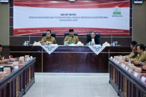 Pj Gubernur Aceh Dr, H. Safrizal, ZA, M.Si memimpin pertemuan Rapat Kick Off Meeting Penyusunan RPJMA Tahun 2025-2029 di Aula Bappeda Selasa, 11 /2/2025. Foto: Biro Adpim