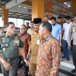 Pj. Gubernur Aceh, Dr. Safrizal, ZA. M. Si dan Gubernur Aceh Terpilih, H. Muzakir Manaf mendampingi Menteri Dalam Negeri RI, Tito Karnavian beserta Rombongan di Rumah Makan Ayam Pramugari, Blang Bintang, Aceh Besar, Selasa, 11/02/2025. Foto: Biro Adpim