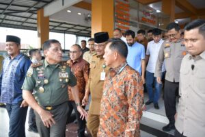 Pj. Gubernur Aceh, Dr. Safrizal, ZA. M. Si dan Gubernur Aceh Terpilih, H. Muzakir Manaf mendampingi Menteri Dalam Negeri RI, Tito Karnavian beserta Rombongan di Rumah Makan Ayam Pramugari, Blang Bintang, Aceh Besar, Selasa, 11/02/2025. Foto: Biro Adpim