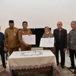 Penjabat Gubernur Aceh Dr H Safrizal ZA M Si, bersama Wali Nanggroe Aceh Paduka Yang Mulia (PYM) Malik Mahmud Alhaytar, serta Plt Sekretaris Daerah Aceh Muhammad Diwarsyah, menyerahkan hibah barang milik Aceh kepada Lembaga Adat dan Kesultanan Aceh Sultan Alaidin Muhammad Daudsyah, di Meuligoe Wali Nanggroe Aceh, Selasa (11/2/2025). Foto: Biro Adpim