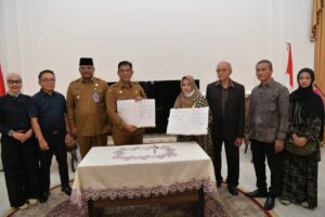 Penjabat Gubernur Aceh Dr H Safrizal ZA M Si, bersama Wali Nanggroe Aceh Paduka Yang Mulia (PYM) Malik Mahmud Alhaytar, serta Plt Sekretaris Daerah Aceh Muhammad Diwarsyah, menyerahkan hibah barang milik Aceh kepada Lembaga Adat dan Kesultanan Aceh Sultan Alaidin Muhammad Daudsyah, di Meuligoe Wali Nanggroe Aceh, Selasa (11/2/2025). Foto: Biro Adpim