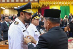 Menteri Dalam Negeri Tito Karnavian atas nama Presiden Prabowo Subianto resmi melantik Muzakir Manaf dan Fadhlullah sebagai Gubernur dan Wakil Gubernur Aceh periode 2025-2030 di Gedung DPR Aceh, Rabu (12/2).