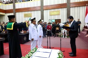 Gubernur Aceh Muzakir Manaf, mengambil sumpah jabatan dan melantik H. Safriadi Oyon, S.H sebagai Bupati Aceh Singkil, H. hamzah Sulaiman, S.H sebagai Wakil Bupati Aceh Singkil periode 2025-2030, pada Rapat Paripurna DPRK Aceh Singkil , di Gedung DPRK Aceh Singkil, Sabtu, 14/2/2025. Foto: Biro Adpim