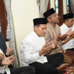 Wakil Gubernur Aceh, Fadlullah, S.E bersama sejumlah kepala SKPA Takziah ke kediaman Alm. Aba H. Asnawi di pondok pesantren Budi Mesja Lamno, Aceh Jaya, 15/02/2025. Foto: Biro Adpim