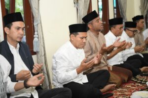 Wakil Gubernur Aceh, Fadlullah, S.E bersama sejumlah kepala SKPA Takziah ke kediaman Alm. Aba H. Asnawi di pondok pesantren Budi Mesja Lamno, Aceh Jaya, 15/02/2025. Foto: Biro Adpim