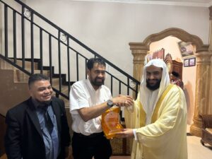 Gubernur Aceh Muzakir Manaf, berdialog dengan Prof. Dr. Abdul Karim As Sihri, utusan imam besar Masjidil haram, Guru Besar Universitas Ulumul Quro Mekkah, yang hadir pada pelantikan Walikota dan Wakil Walikota Subulussalam, di Gedung DPRK Subulussalam, Sabtu, 15/2/2025. Foto: Biro Adpim