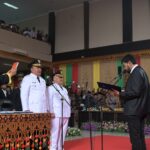 Pelantikan Bupati dan Wakil Bupati Aceh Tenggara periode 2025-2030, Muhammad Salim Fakhry dan Heri Al Hilal, yang dipimpin langsung oleh Gubernur Aceh, H. Muzakir Manaf, dalam Sidang Paripurna DPRK Aceh Tenggara. Minggu (16/2) pagi. Foto: Biro Adpim