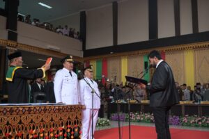 Pelantikan Bupati dan Wakil Bupati Aceh Tenggara periode 2025-2030, Muhammad Salim Fakhry dan Heri Al Hilal, yang dipimpin langsung oleh Gubernur Aceh, H. Muzakir Manaf, dalam Sidang Paripurna DPRK Aceh Tenggara. Minggu (16/2) pagi. Foto: Biro Adpim