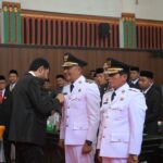 Gubernur Aceh Muzakir Manaf, mengambil sumpah jabatan dan melantik Suhaidi,S.Pd.M.Si sebagai Bupati Gayo Lues dan H. Maliki, SE. M.A.P sebagai Wakil Bupati Gayo Lues periode 2025-2030, pada Rapat Paripurna DPRK Gayo Lues, di Gedung DPRK Gayo Lues, Minggu, 16/2/20. Foto: Biro Adpim