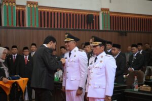 Gubernur Aceh Muzakir Manaf, mengambil sumpah jabatan dan melantik Suhaidi,S.Pd.M.Si sebagai Bupati Gayo Lues dan H. Maliki, SE. M.A.P sebagai Wakil Bupati Gayo Lues periode 2025-2030, pada Rapat Paripurna DPRK Gayo Lues, di Gedung DPRK Gayo Lues, Minggu, 16/2/20. Foto: Biro Adpim