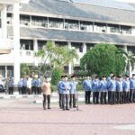 Wakil Gubernur Aceh, Fadhlullah, SE memimpin apel perdana di halaman Kantor Gubernur Aceh pada Senin, 17 Februari 2025. Apel tersebut dihadiri oleh para asisten sekda, pejabat Satuan Kerja Perangkat Aceh (SKPA), wakil direktur rumah sakit, serta pejabat eselon III, IV dan para Aparatur Sipil Negara di lingkup Sekretariat Daerah Aceh. Foto: Biro Adpim