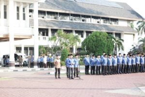 Wakil Gubernur Aceh, Fadhlullah, SE memimpin apel perdana di halaman Kantor Gubernur Aceh pada Senin, 17 Februari 2025. Apel tersebut dihadiri oleh para asisten sekda, pejabat Satuan Kerja Perangkat Aceh (SKPA), wakil direktur rumah sakit, serta pejabat eselon III, IV dan para Aparatur Sipil Negara di lingkup Sekretariat Daerah Aceh. Foto: Biro Adpim